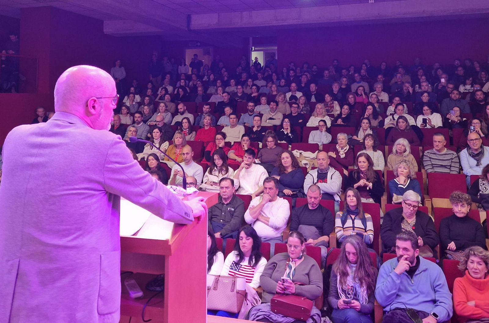 Unai Sordo se dirige a sus compañeros de sindicato en Granada.