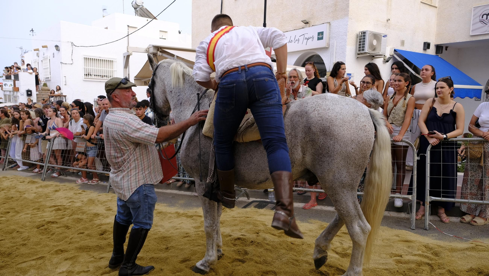 La popular carrera de cintas a caballo de las Fiestas de Mojácar, en imágenes