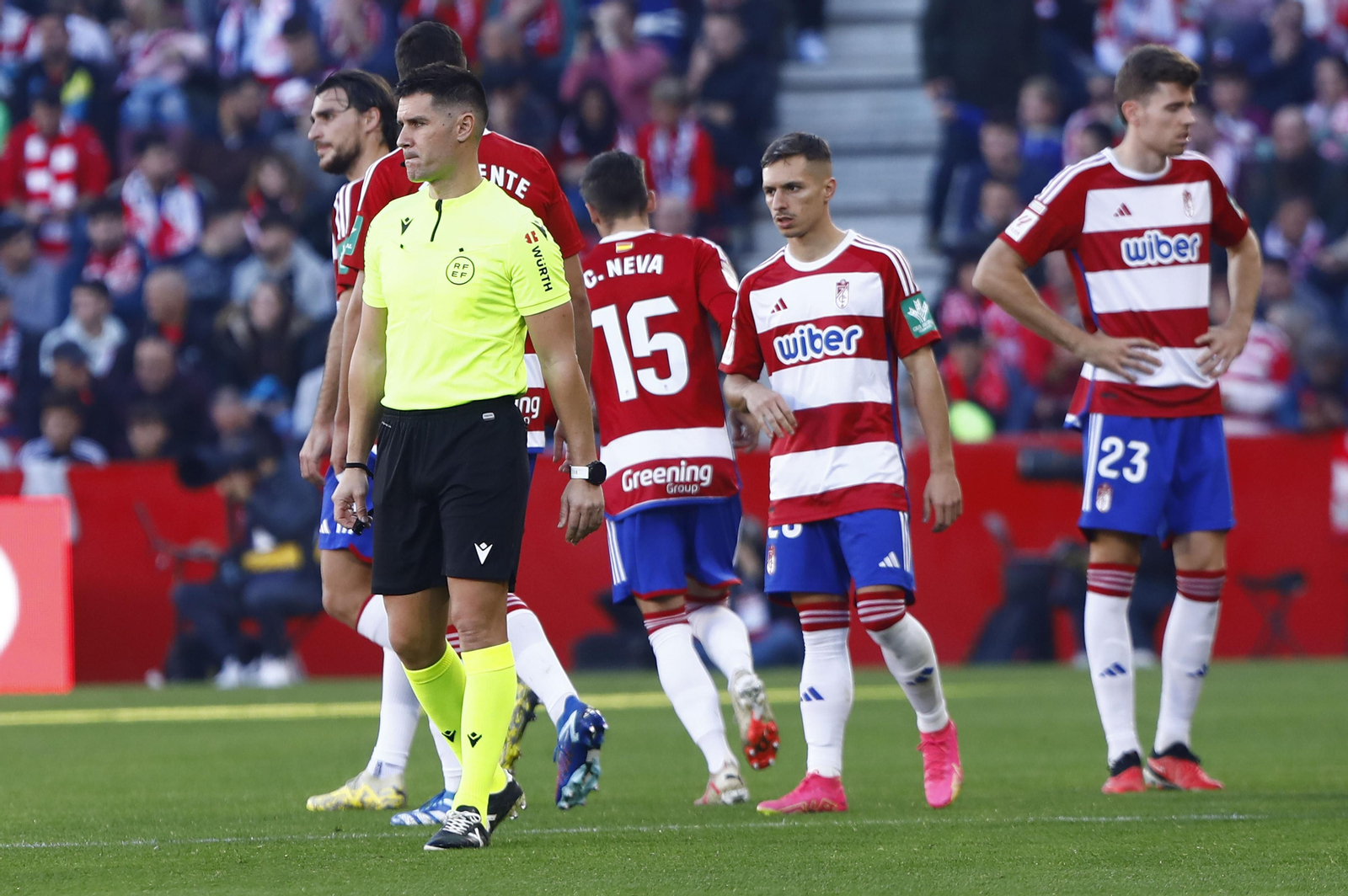 Las imágenes de la suspensión del Granada - Athletic por la muerte de un aficionado