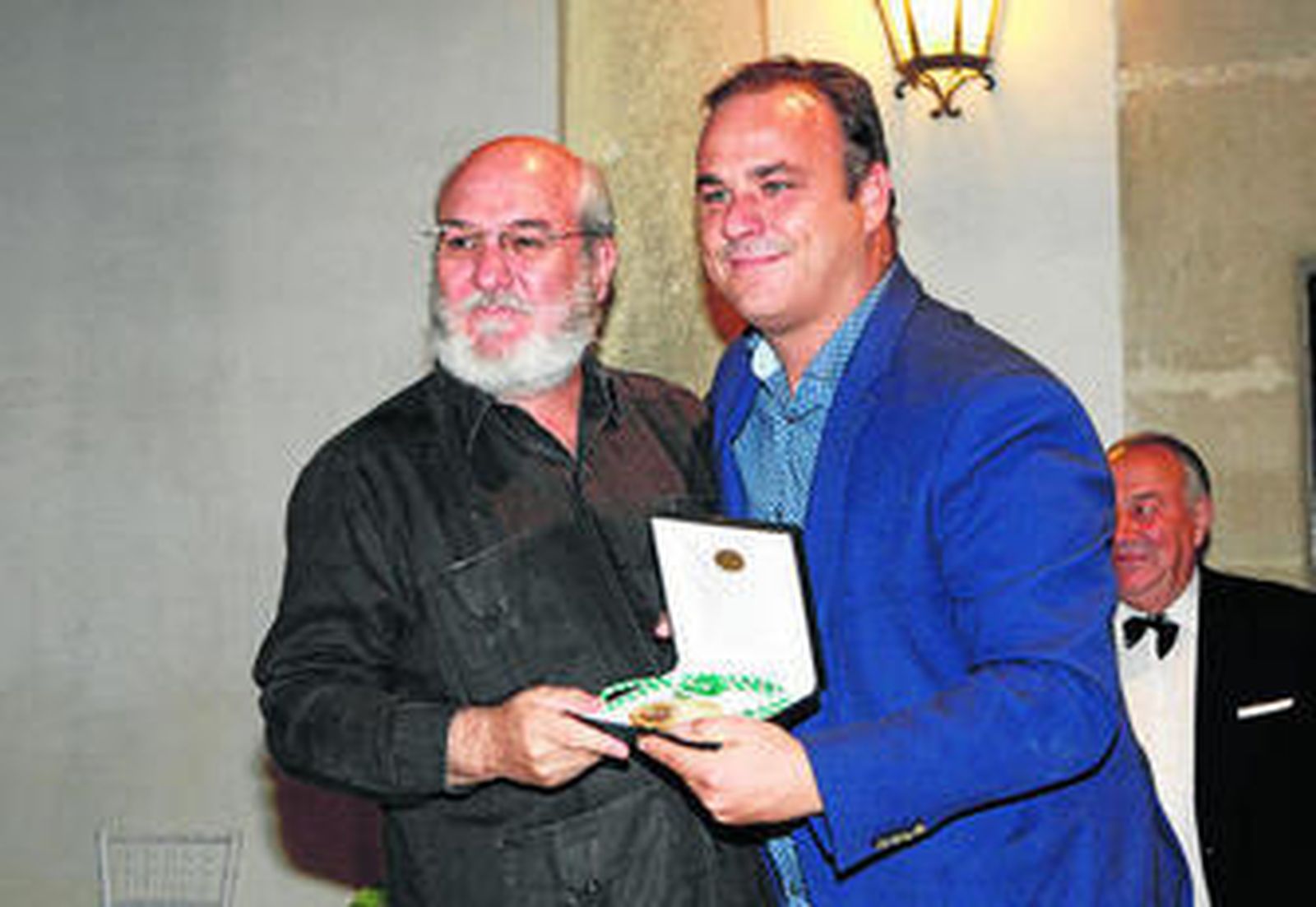 Fernando Huidobro (i) entrega el premio a Ángel León.