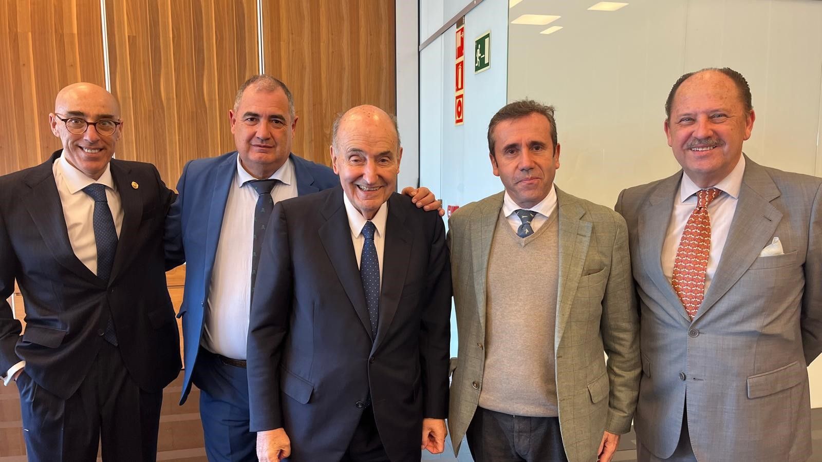 Pascual Valiente, Joaquín Olmedo, Miquel Roca, Iñigo Fernández de Córdova y Emilio de la Cruz.