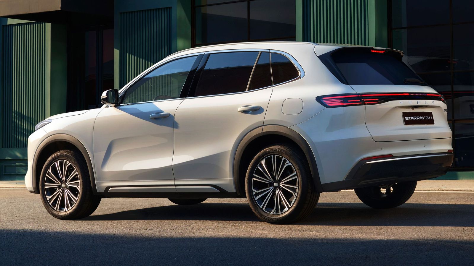 Geely se estrena en España con dos SUV electrificados y precios desde ...