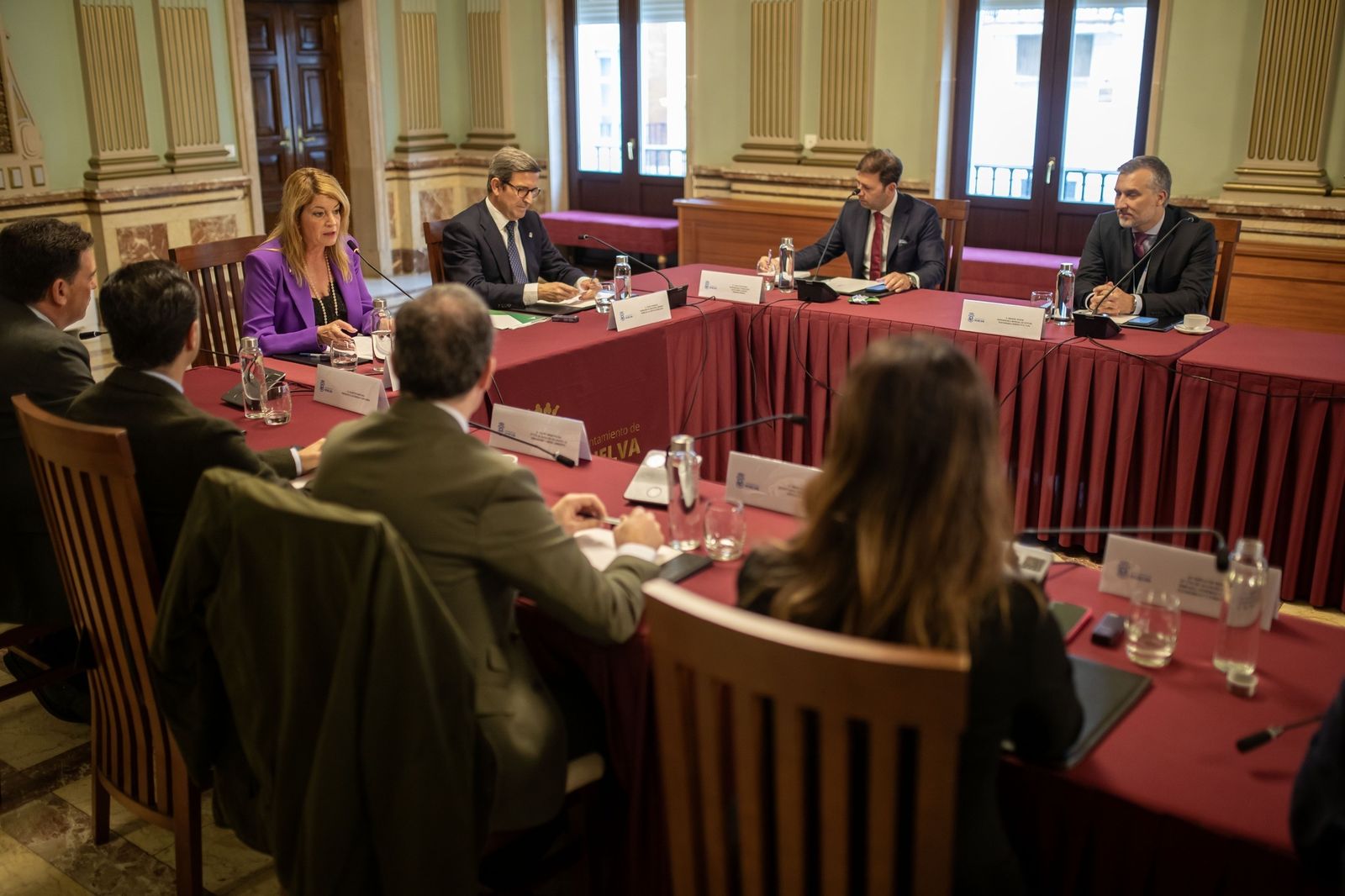 Reunión entre representantes de Siemens, el Ayuntamiento de Huelva, la Junta de Andalucía y el Puerto onubense.