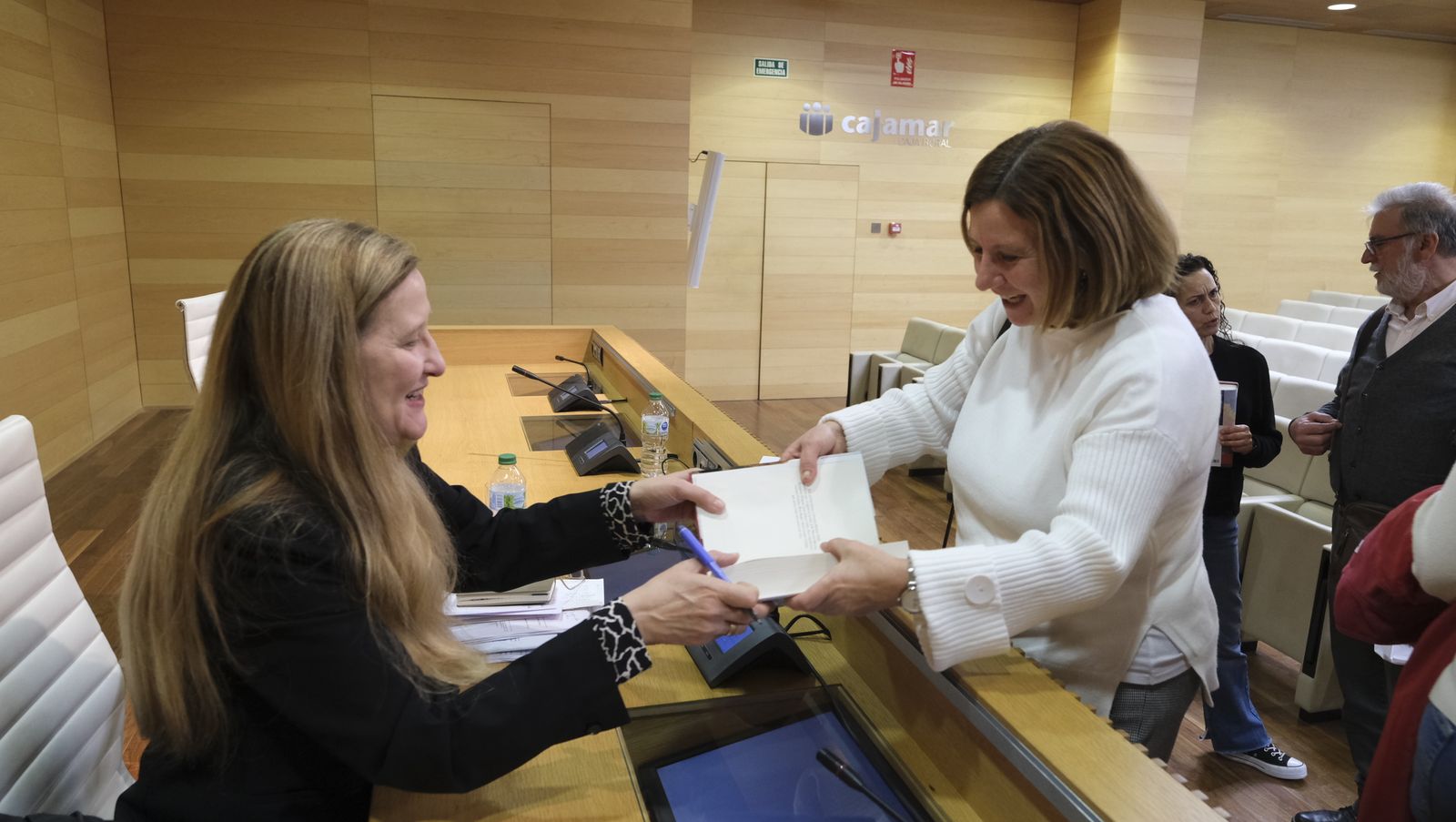Imágenes del Diario de los Libros con la escritora ganadora del Premio Planeta 2022, Luz Gabás