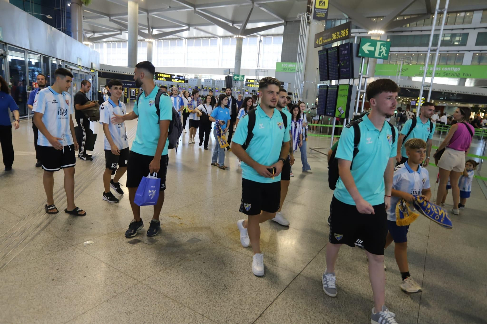 Las fotos de la afición despidiendo al Málaga en el aeropuerto