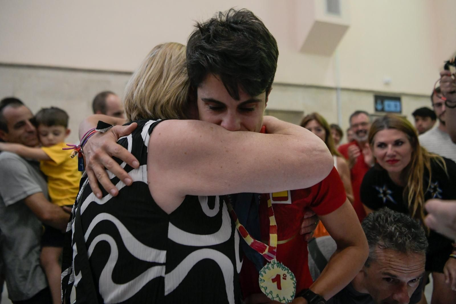 Granada recibe a la campeona María Pérez, en imágenes