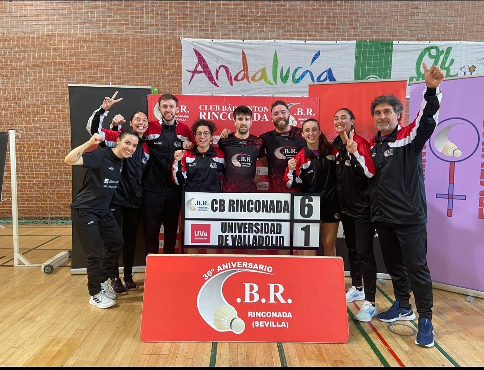 La plantilla del Rinconada celebra el triunfo ante el Universidad de Valladolid.