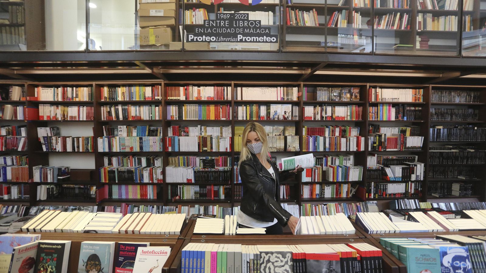 Una clienta en la reapertura de Proteo nueve meses después del incendio.