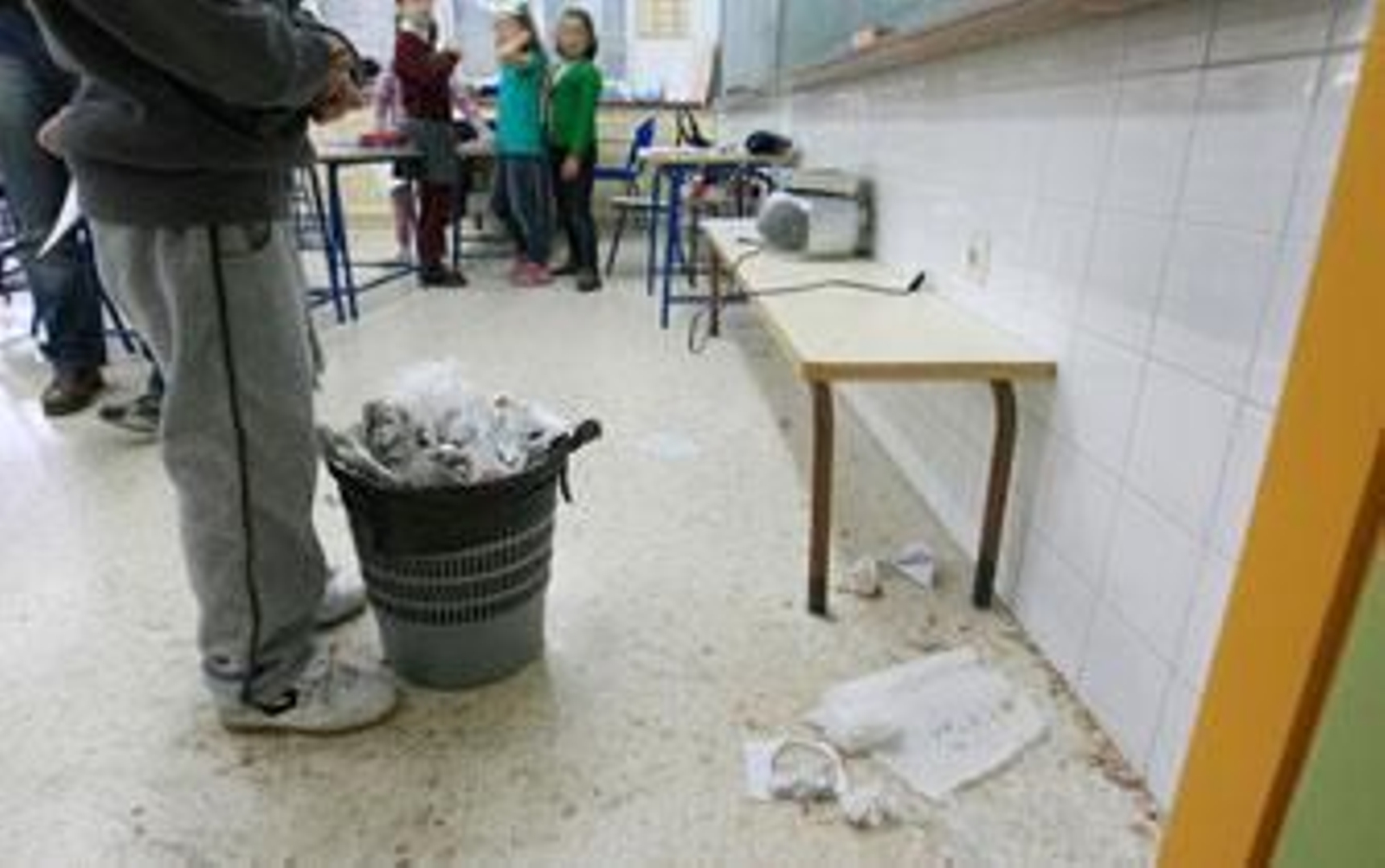 Una clase de Infantil, ayer, con las papeleras llenas y el suelo sucio por la huelga de limpieza./Juan Carlos Toro