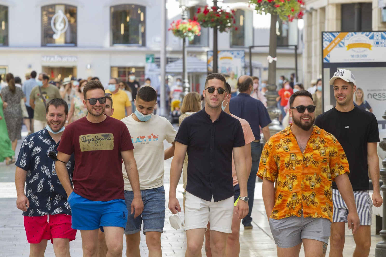 Un grupo de jóvenes -la mayoría sin mascarilla- pasea el sábado pasado por las calles de Málaga.