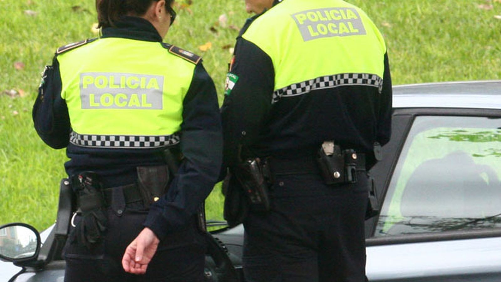 Dos agentes de la Policía Local.