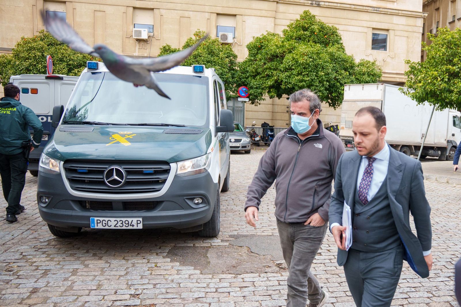 Rafael Pineda sale del juzgado de guardia, acompañado por su abogado, Alberto Castejón.