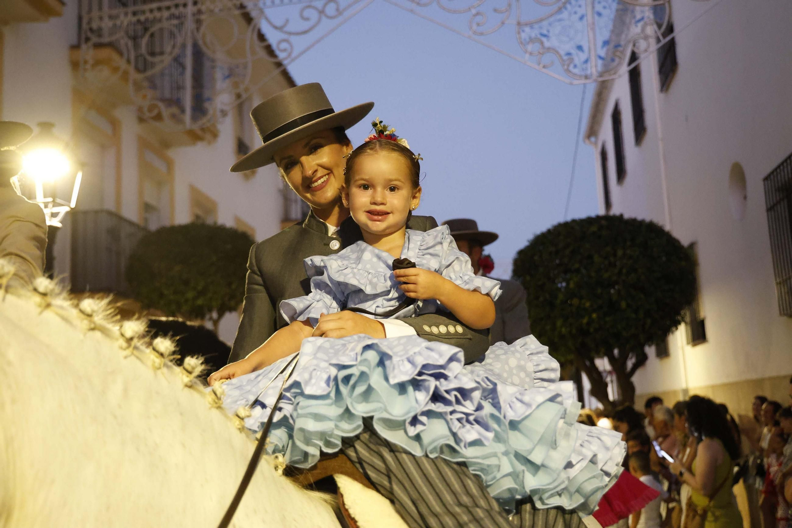 Búscate en las fotos de la cabalgata de la Feria Real de San Roque 2025