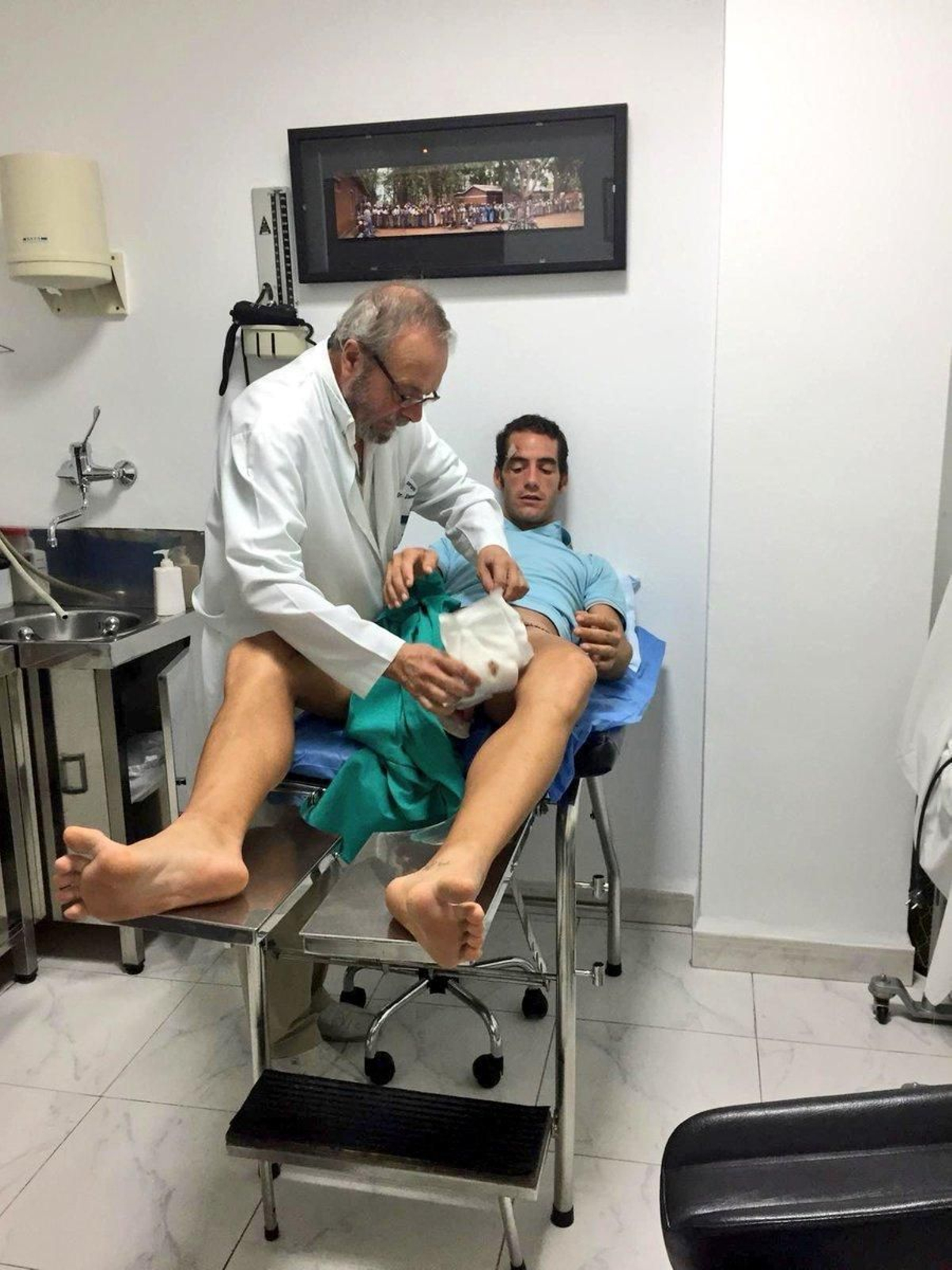 El doctor Domingo Jiménez atiende al diestro Pepe Moral en Sevilla