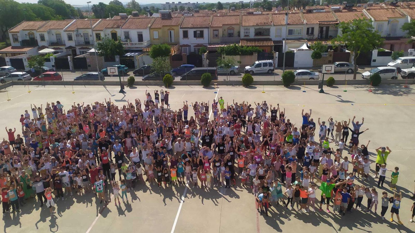 La comunidad educativa se hizo una foto colectiva.