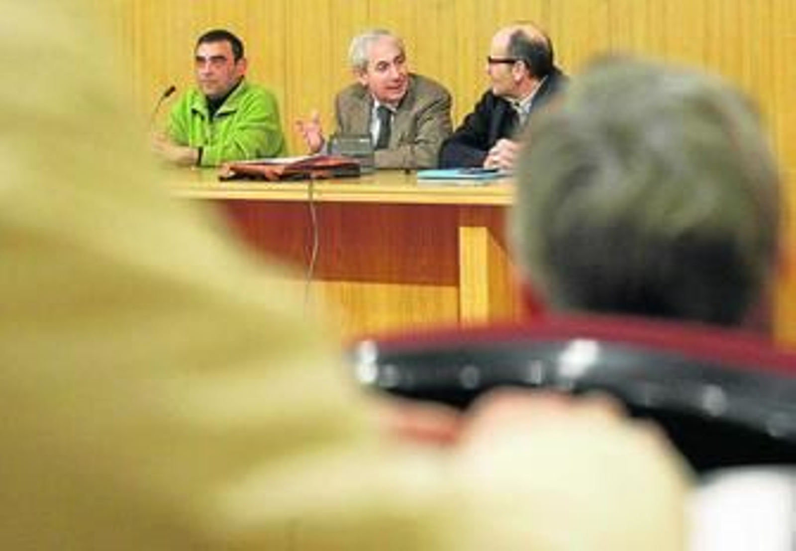Ramón Vargas-Machuca, en el centro, anoche en el auditorio Millán Picazo.