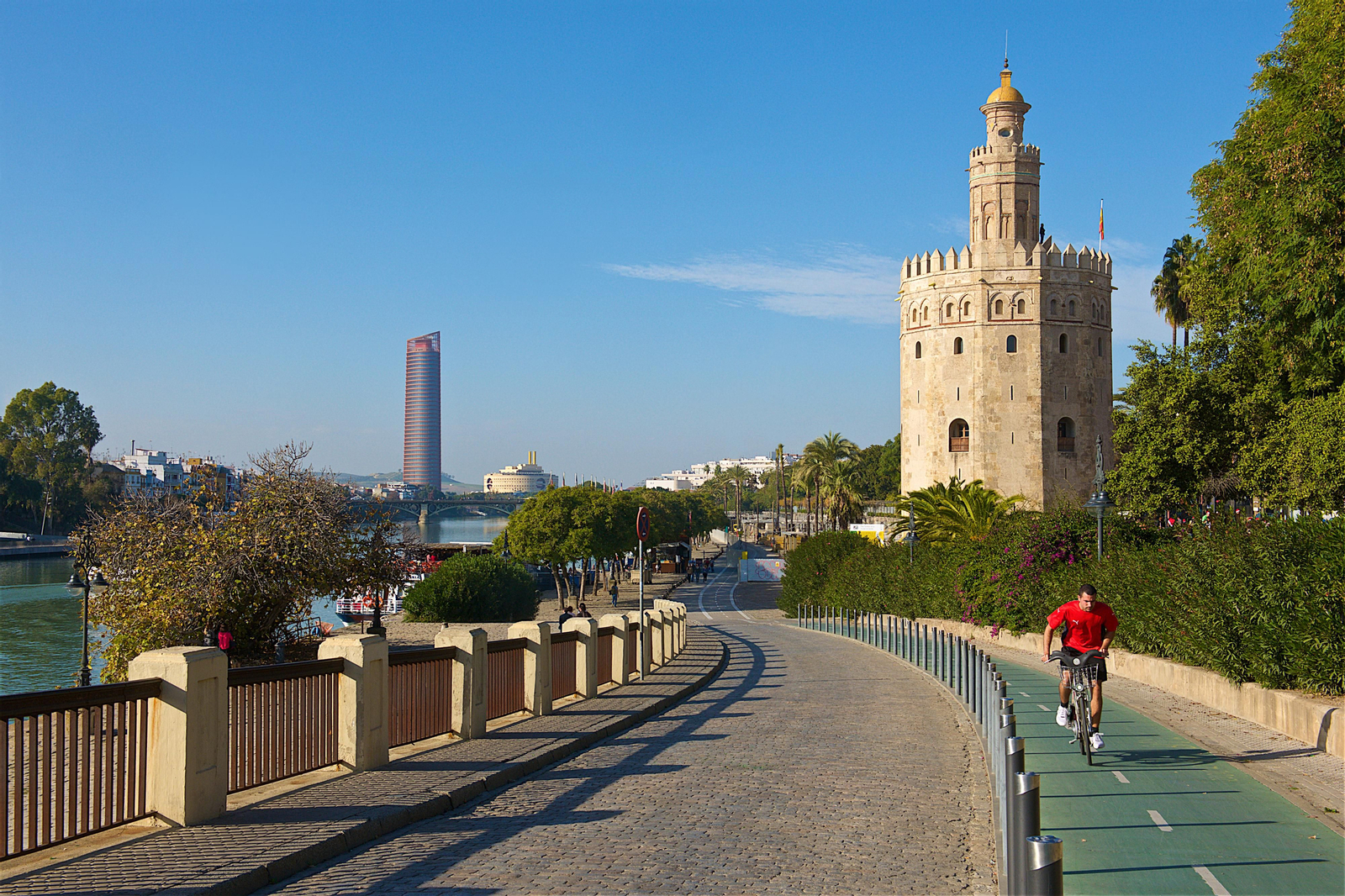 Ciclista a los pies de la Torre del Oro.