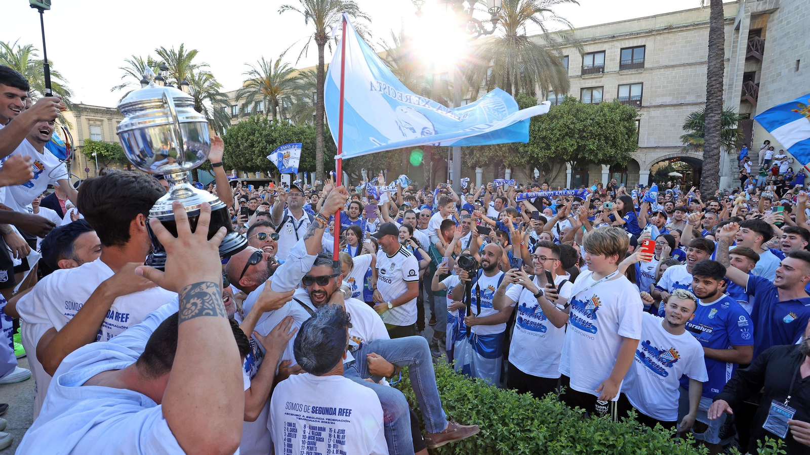 Baño de masas del Xerez CD en Jerez por su ascenso