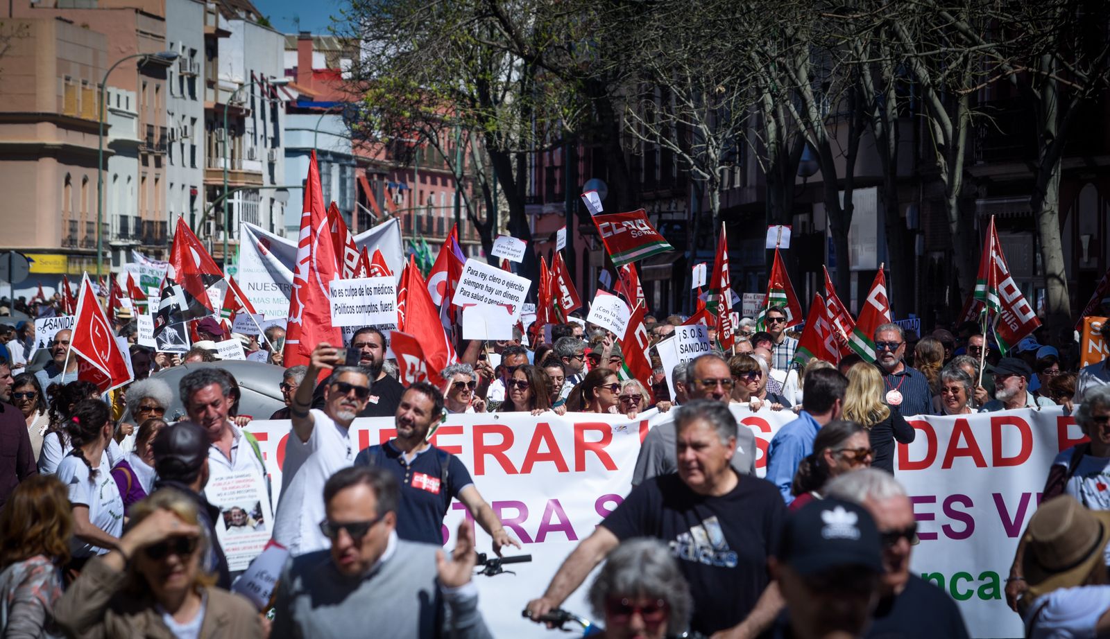La manifestación de Marea Blanca por las calles de Sevilla, en imágenes