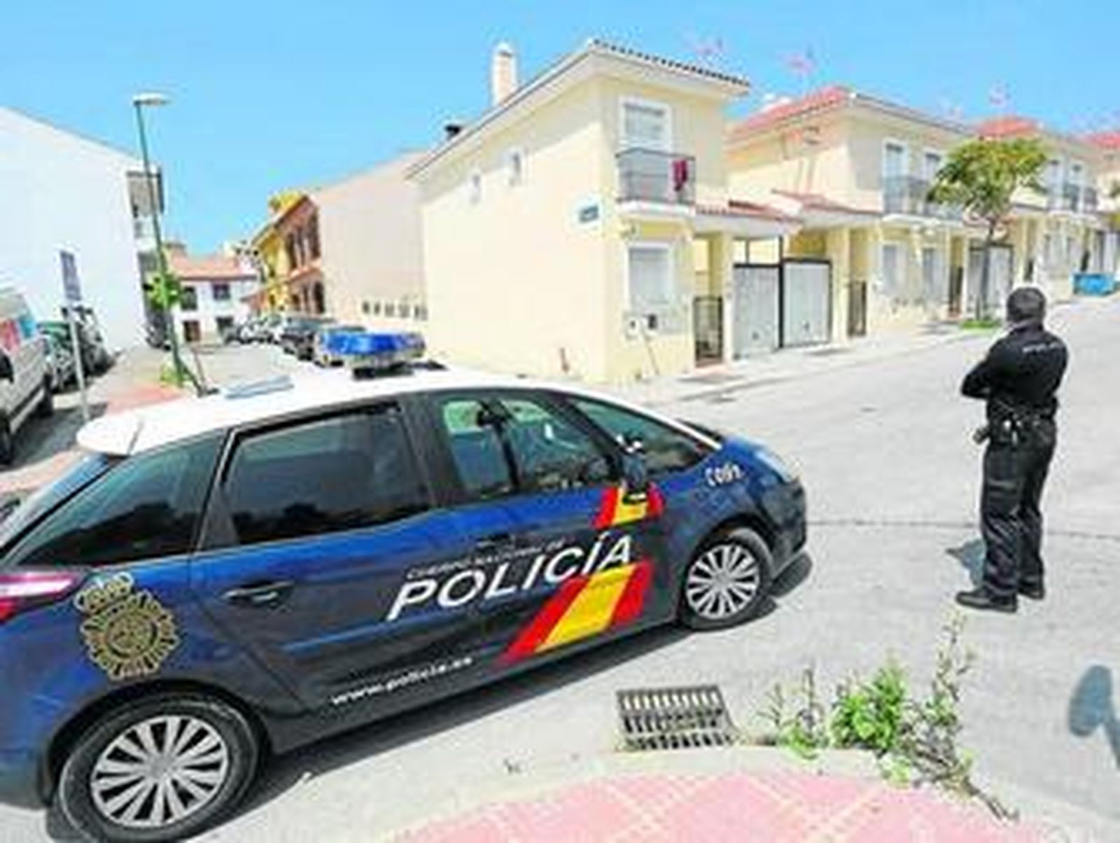 Una patrulla policial vigilaba ayer que no hubiera más ocupaciones en la barriada de Maqueda.