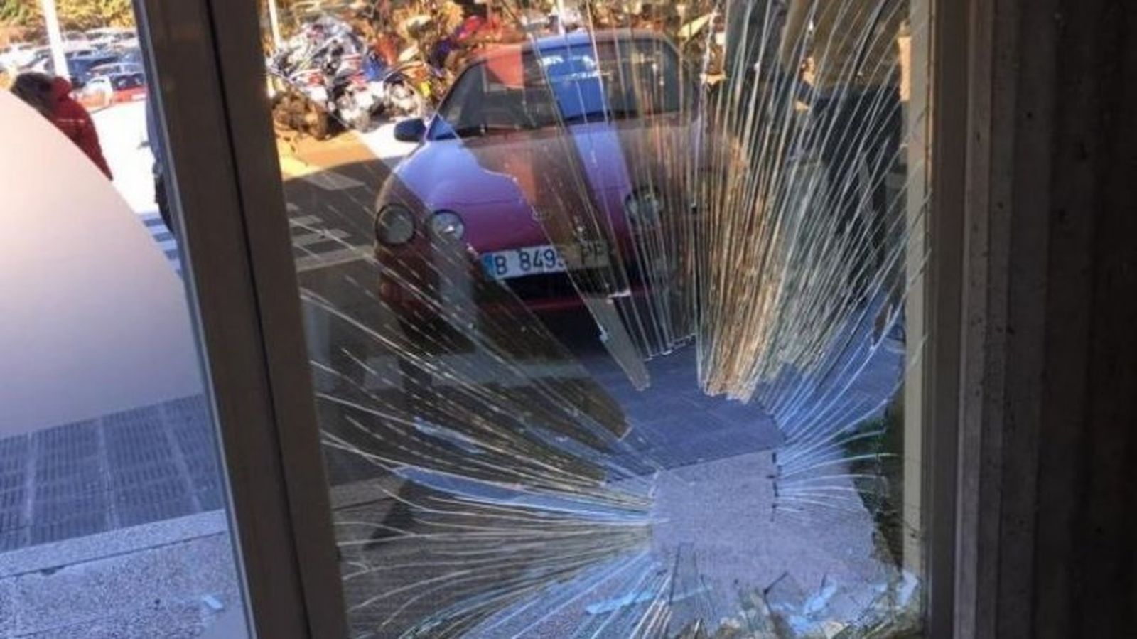 Imagen tomada por un trabajador de la cadena de la puerta de TV3 asaltada