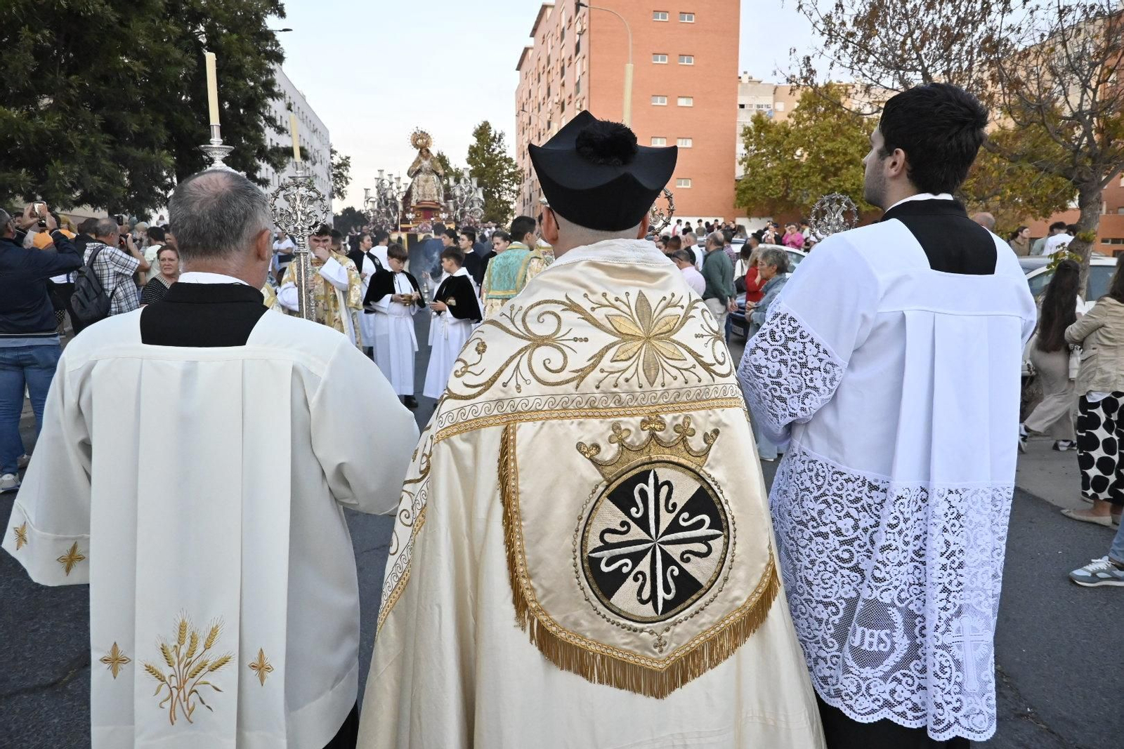 Primera procesión de la Virgen del Rosario por las calles de Huelva, en imágenes