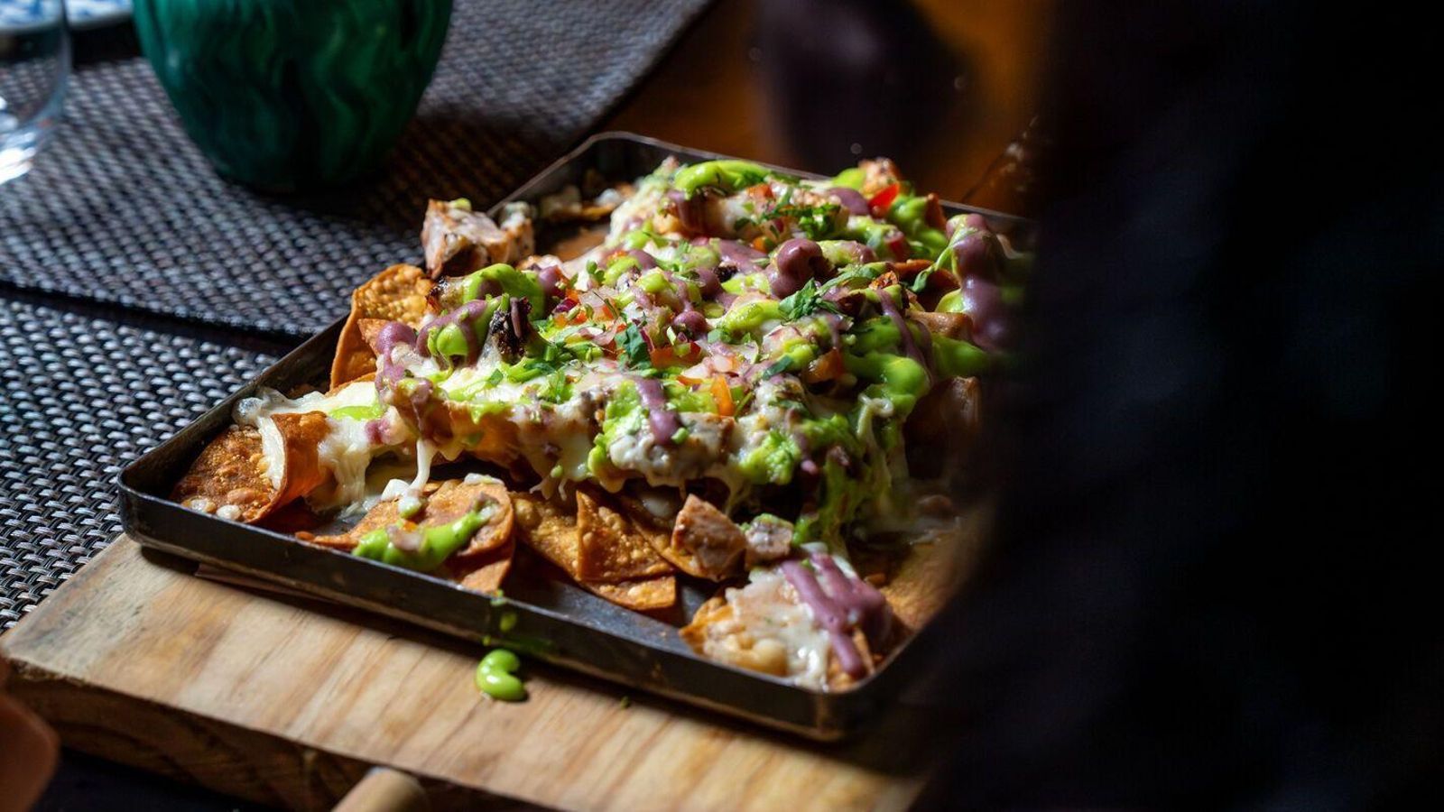 Los tradicionales nachos de pastor no podían faltar en este menú mexicano.