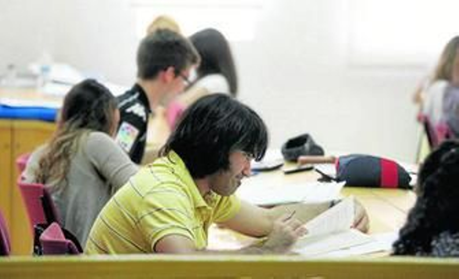 Alumnos de la Facultad de Derecho, ayer en la biblioteca del centro.
