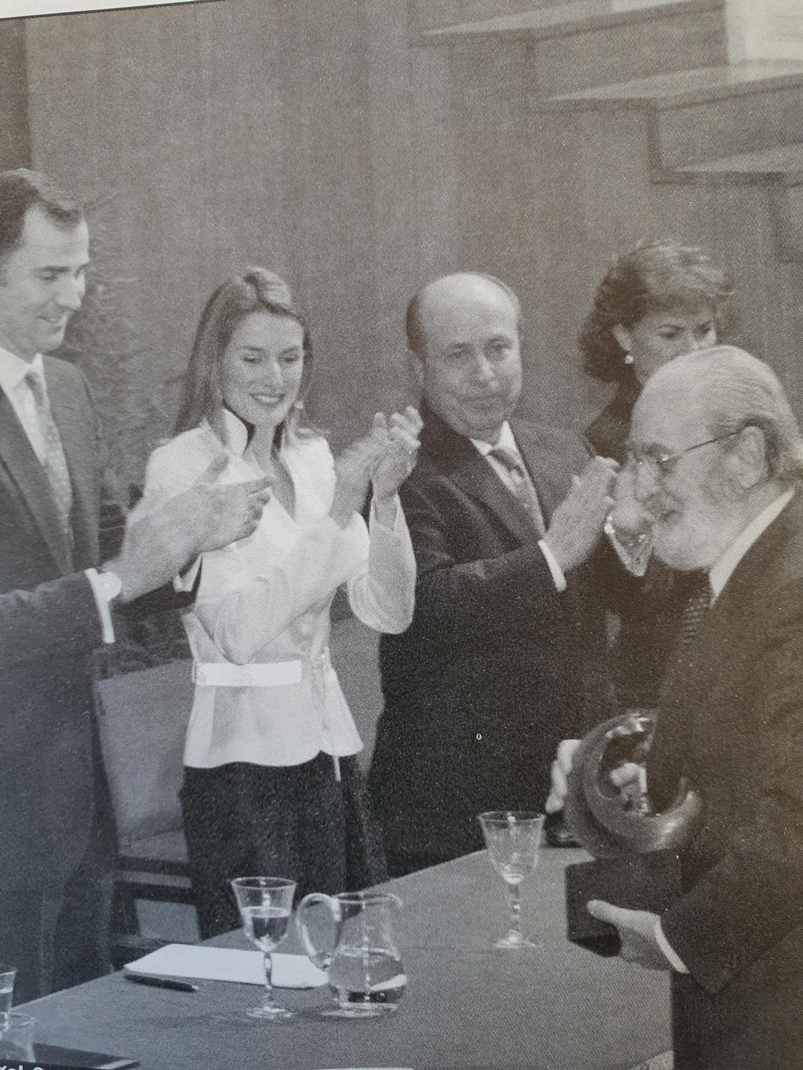 Ángel González recibe el premio Lorca en presencia de los prínxipes de Asturias y de Torres Hurtado_