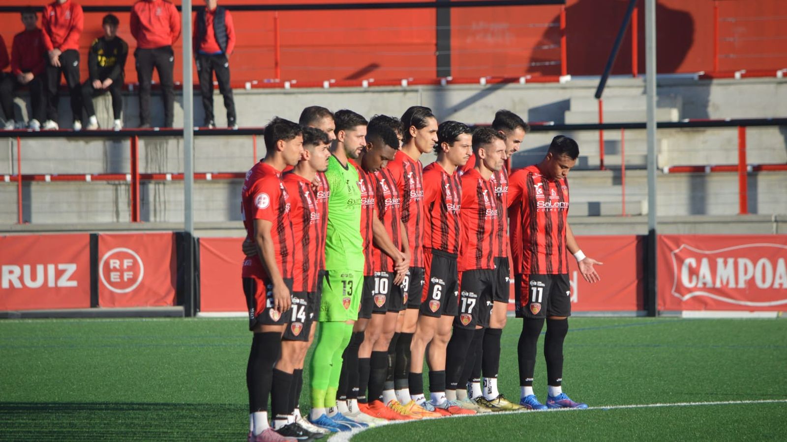 Los jugadores del Salerm, durante un minuto de silencio en el Manuel Polinario.