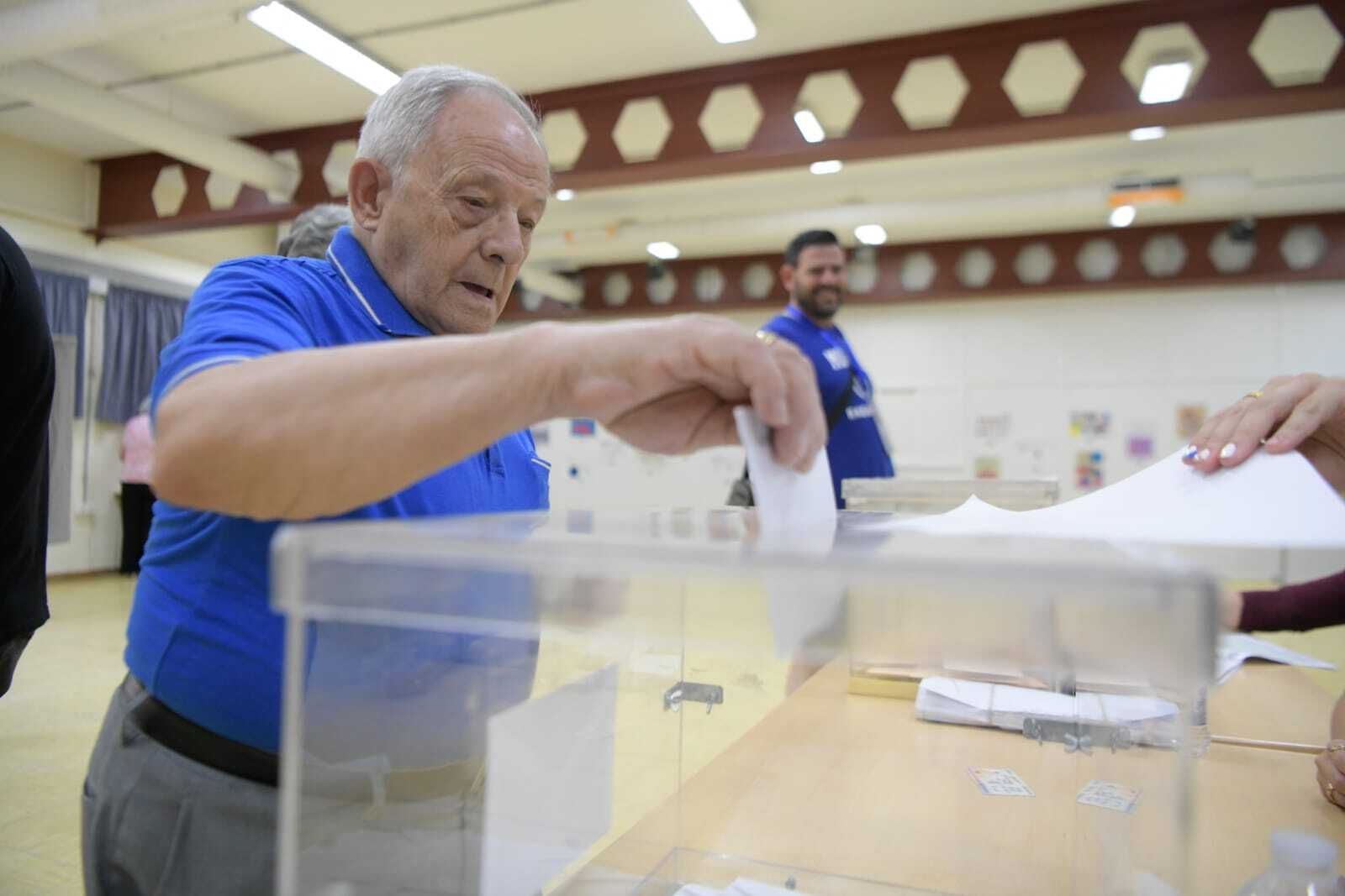 Fotos: Así están siendo las colas en los colegios electorales de Granada