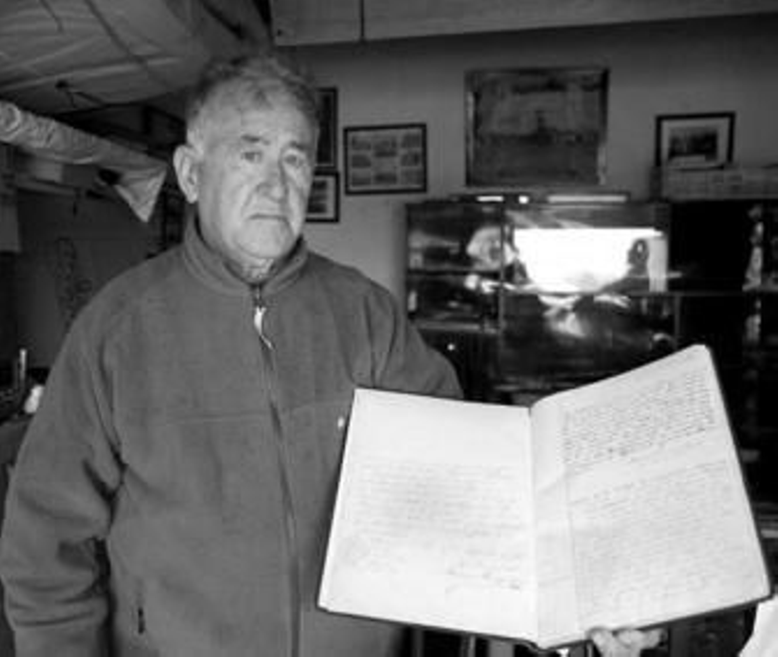 Pedro Ramos sostiene uno de sus tesoros, una escritura de compra de la Societé Francaise.