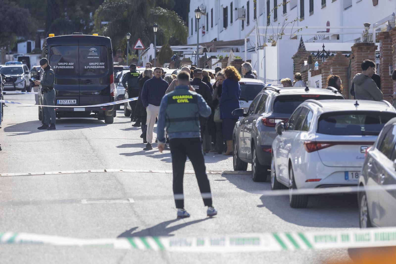 Guardia Civil, Policía Local y el coche fúnebre, en la urbanización de Alhaurín el Grande donde este sábado ha sido asesinada una mujer.