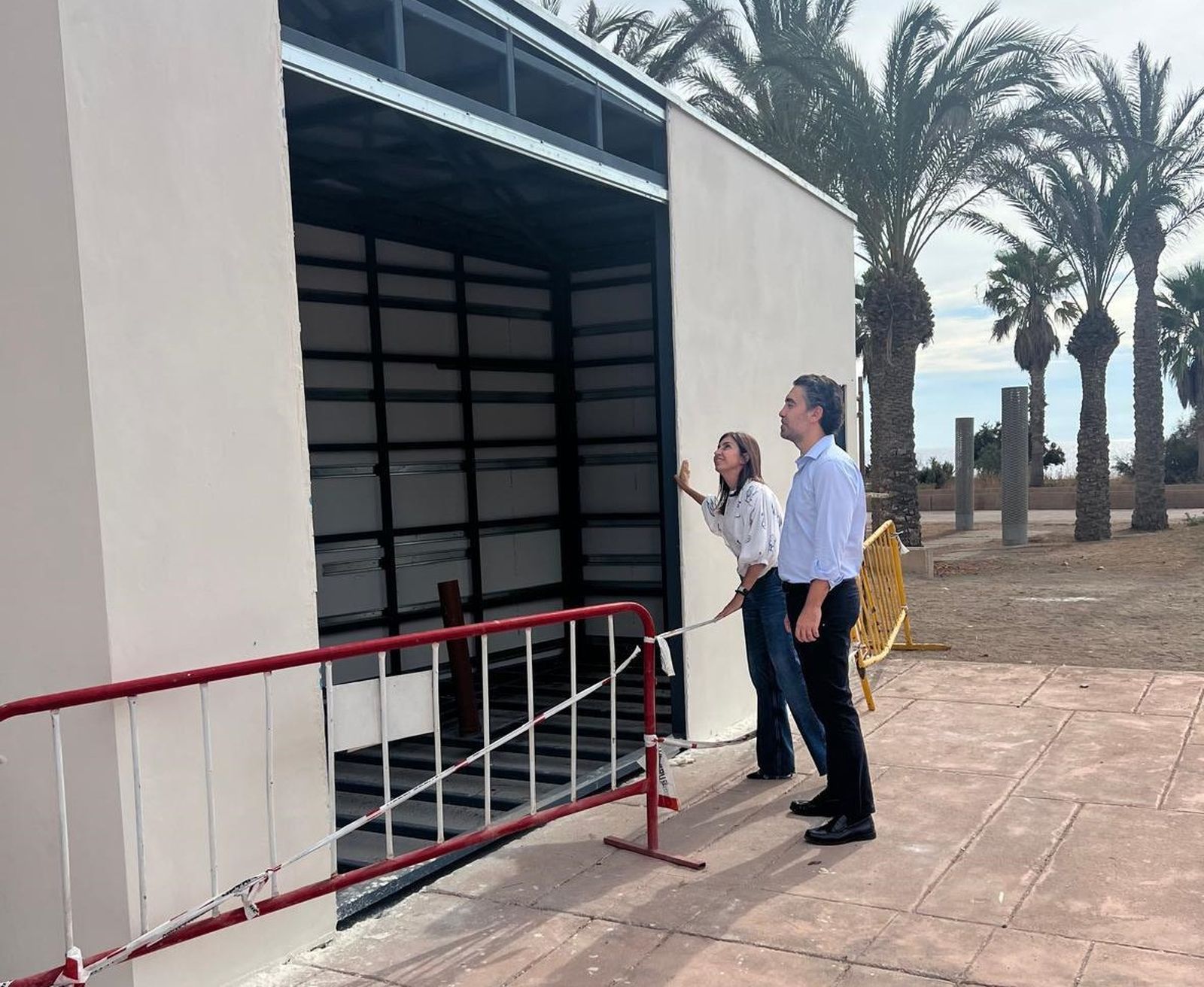 Los concejales Pérez de la Blanca y Sánchez en una pasada visita a la obras de los primeros cuatro quioscos.