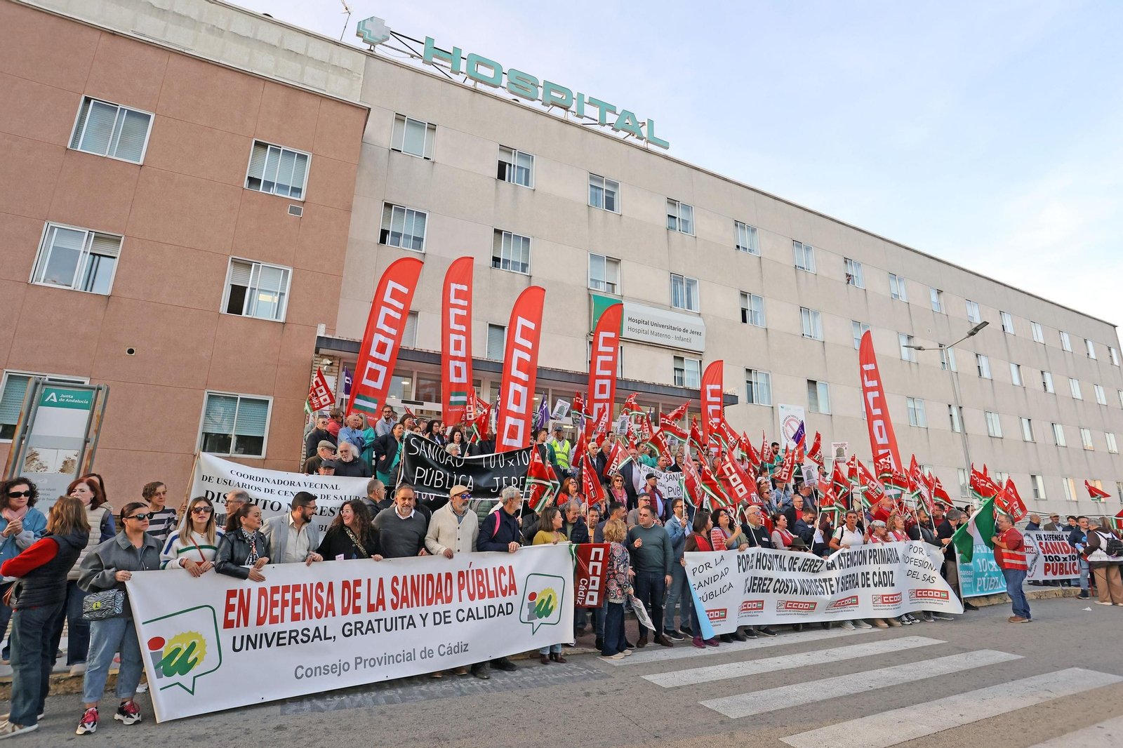 Concentración por la sanidad pública y la atención primaria en el Hospital de Jerez