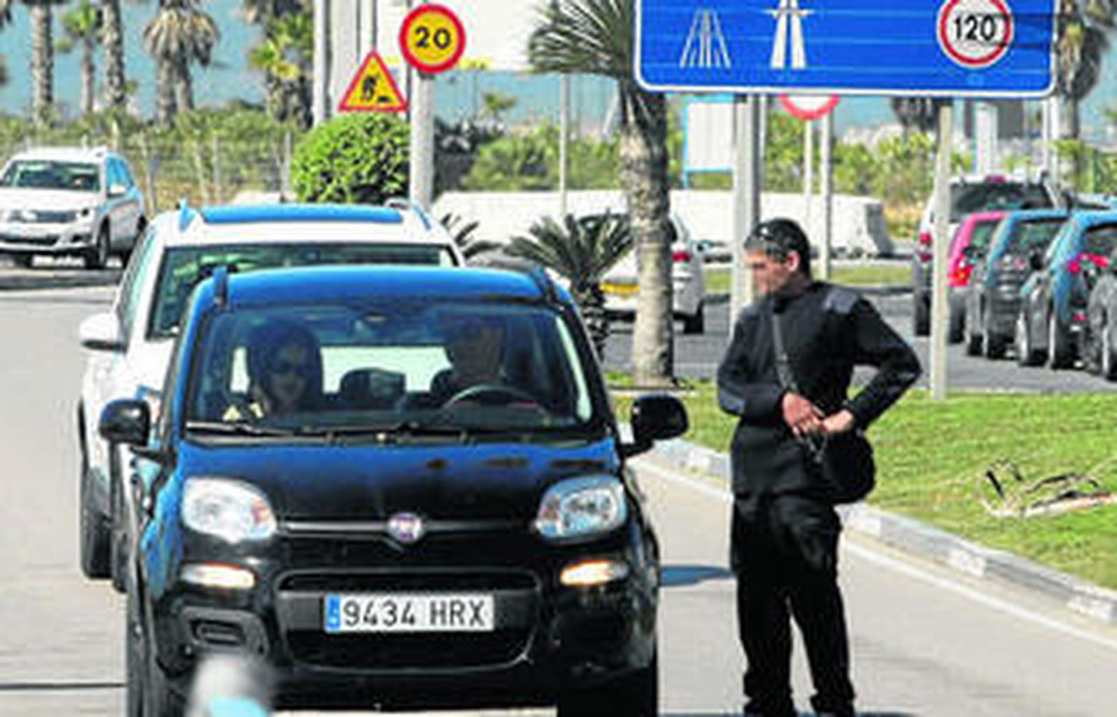 Un varilla, junto a un vehículo de turistas en la cola de acceso a Gibraltar.