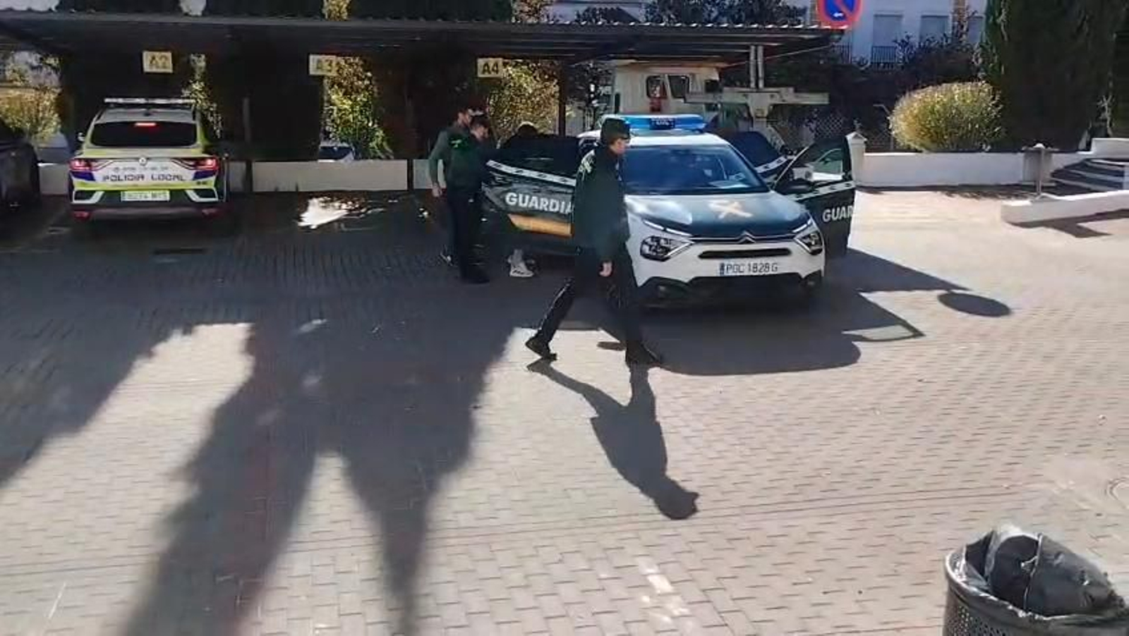 Momento en que la Guardia Civil detiene a tres personas por quince robos con fuerza en Villamartín