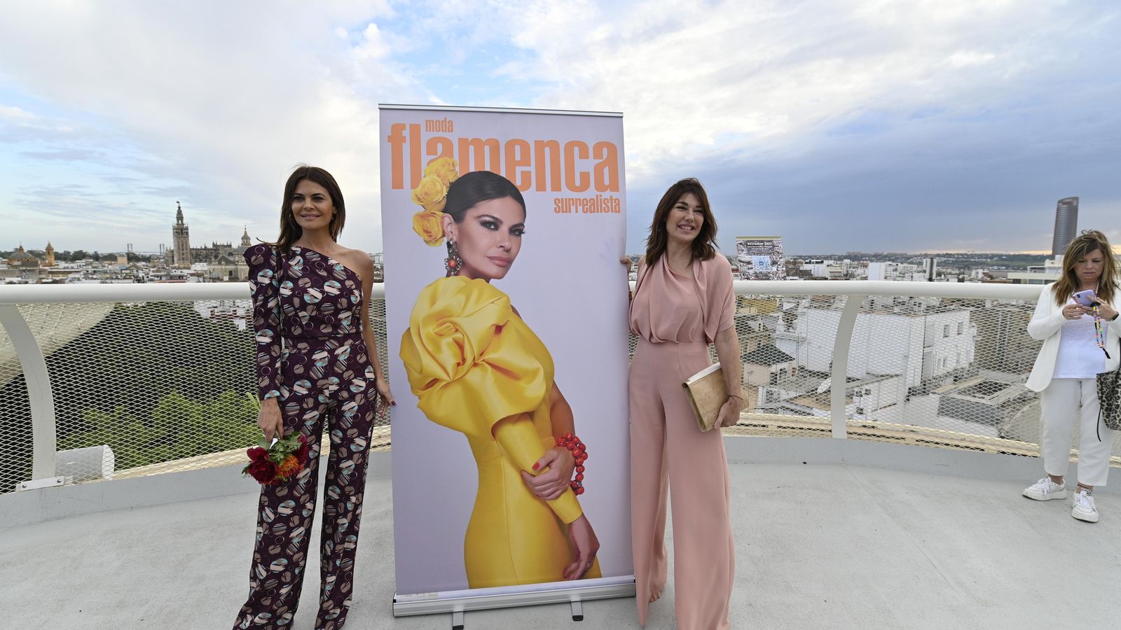 María José Suárez y Raquel Revuelta en la presentación de la revista Surrealista Moda Flamenca.
