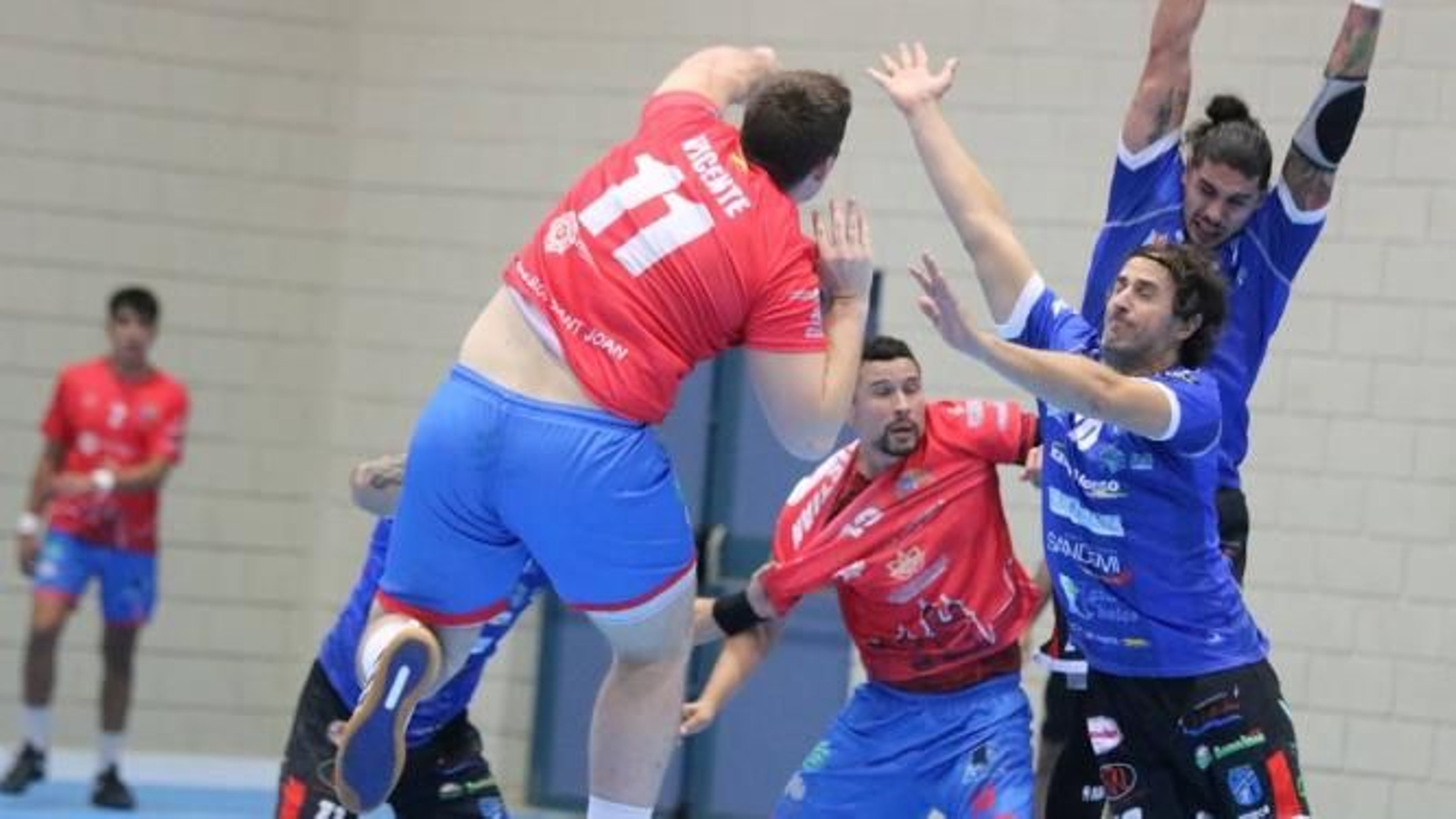 Acción ofensiva del cuadro alicantino en el duelo de la primera vuelta jugado en el feudo canterano-sureño Acción ofensiva del cuadro alicantino en el duelo de la primera vuelta jugado en el feudo canterano-sureño