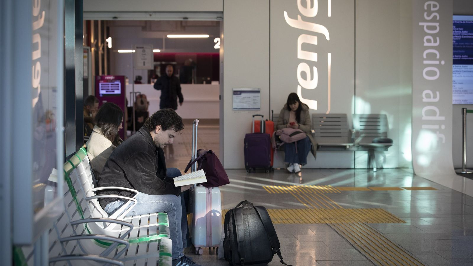 Viajeros esperan en la Estación de Tren de Granada