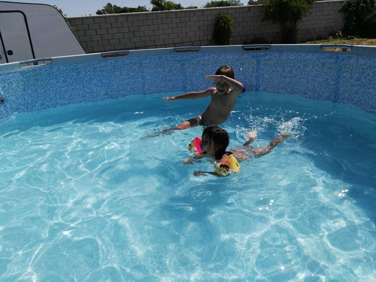 Una piscina hinchable de grandes dimensiones pero instalada sobre una superficie abierta