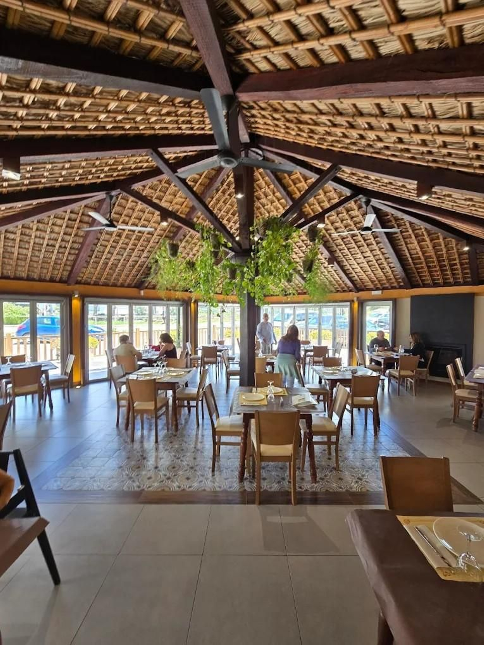 Interior del Restaurante Las Rejas, en la playa de Bolonia, Tarifa.