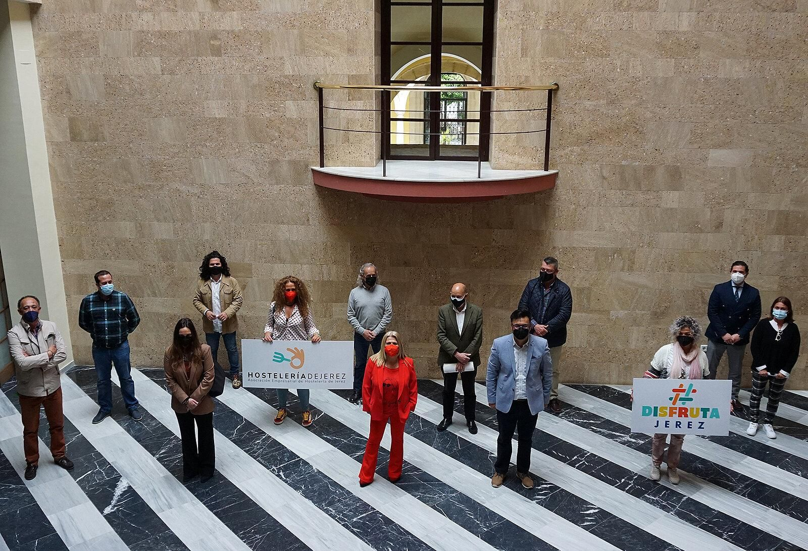 Miembros de la asociación 'Hostelería de Jerez' en su presentación en el Ayuntamiento el pasado mes de abril.