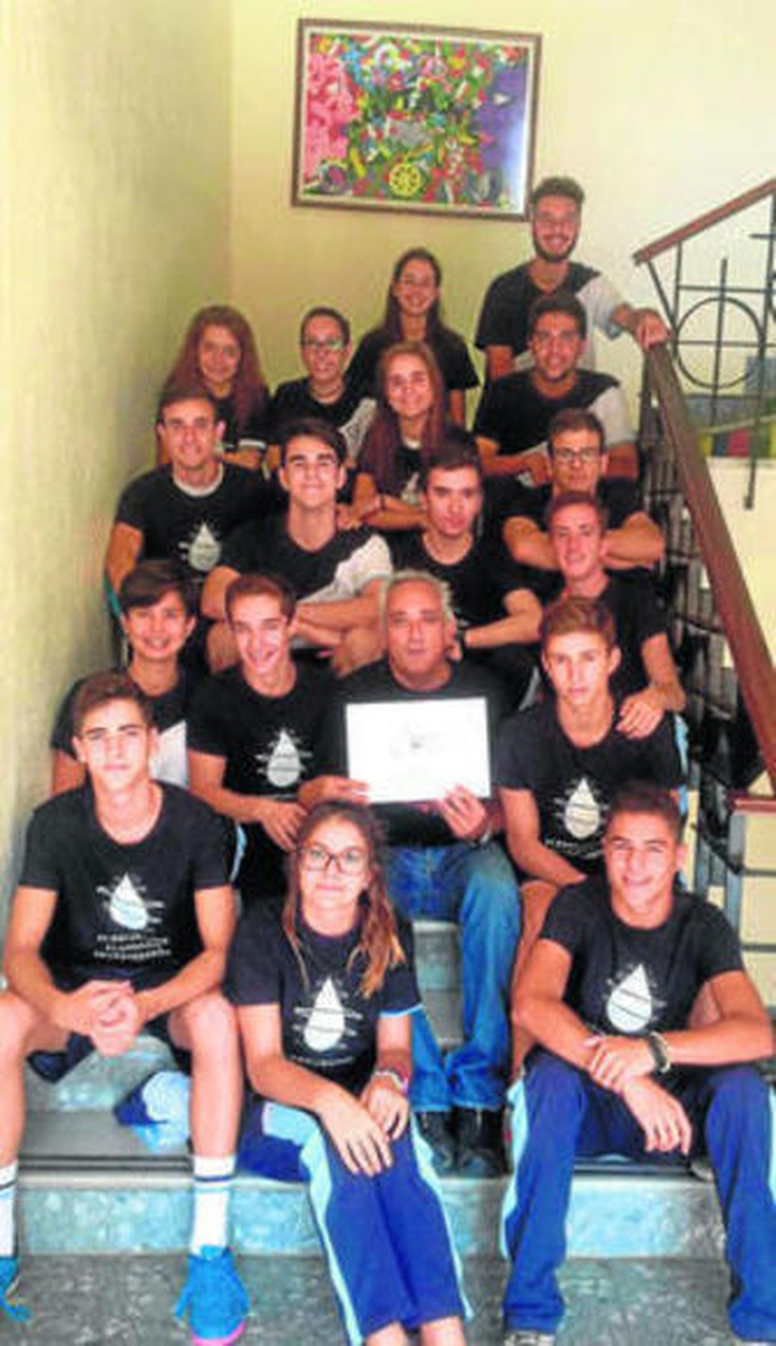 El grupo de alumnos que ha conseguido el premio con su profesor.