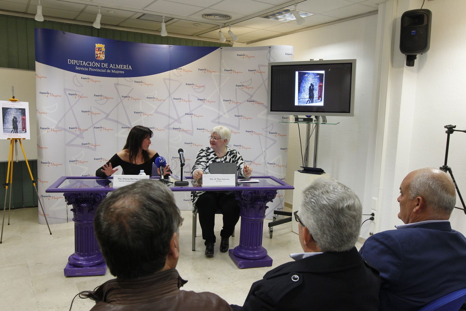 La diputada Dolores Martínez con la autora María Rosa Espinosa.