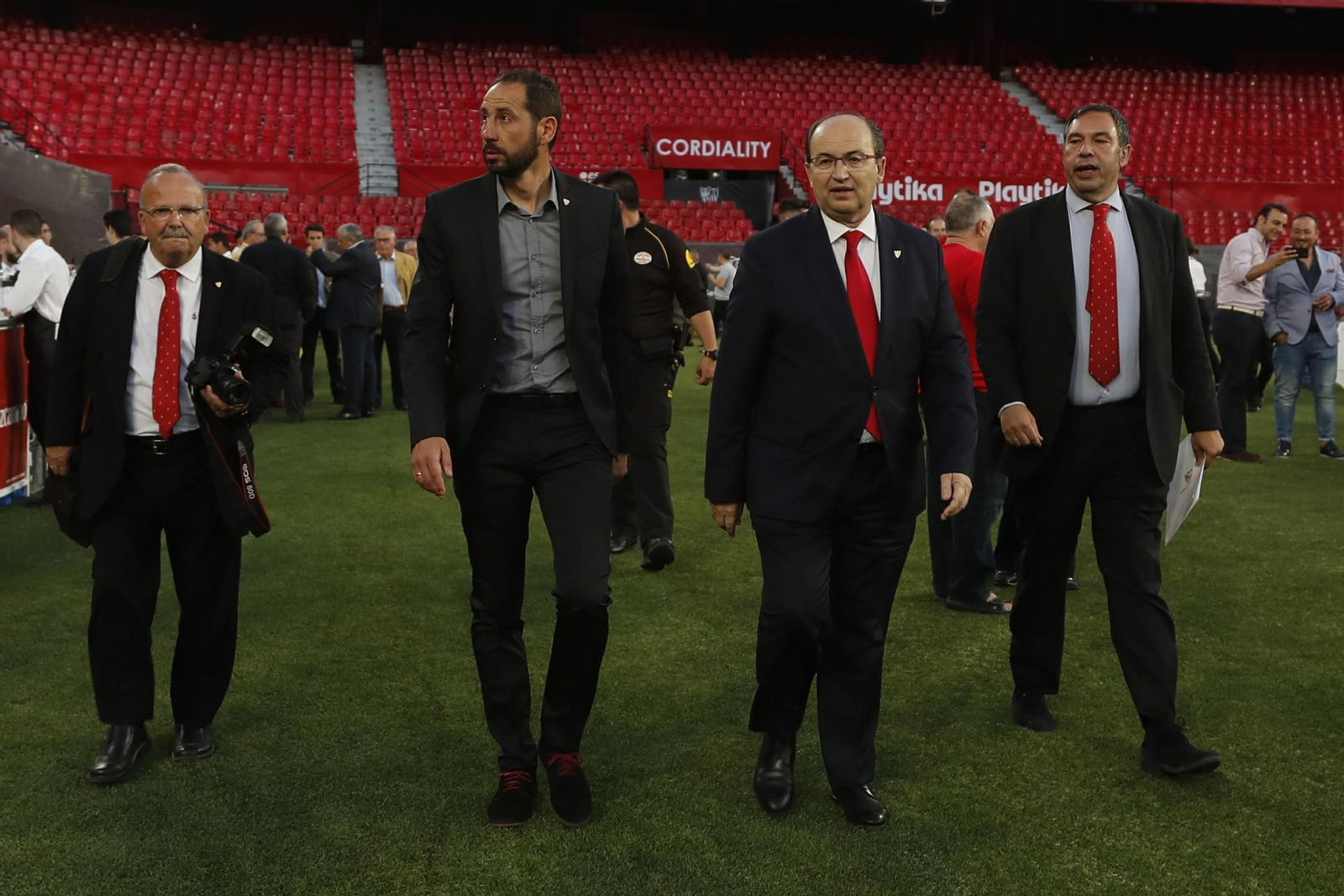 Pablo Machín y José Castro entre el fotógrafo Juan Antonio Hurtado y el director de comunicación del Sevilla, Jesús Gómez.