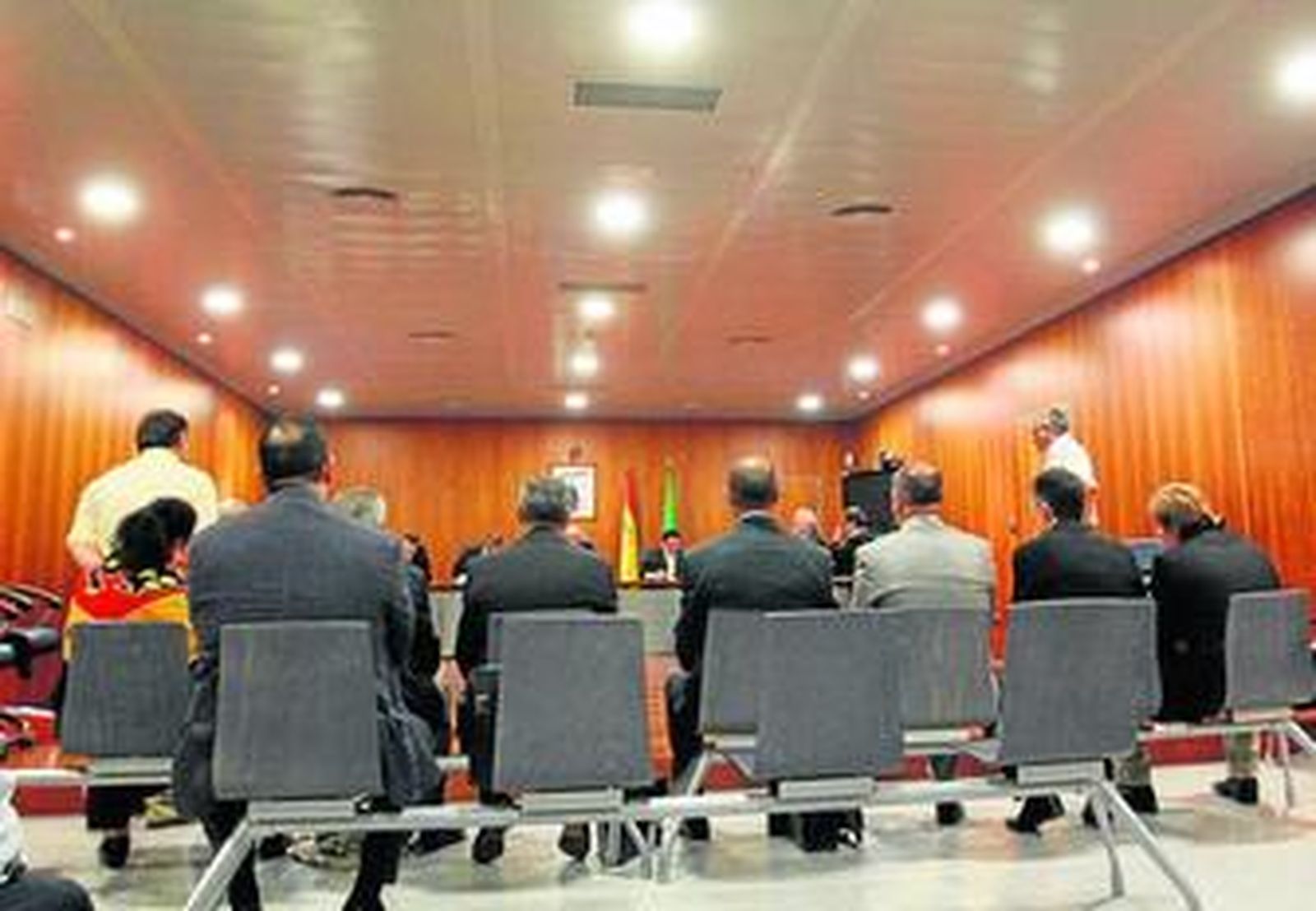 Los acusados en la primera fila. En pie, a la izquierda, el dueño de uno de los locales.