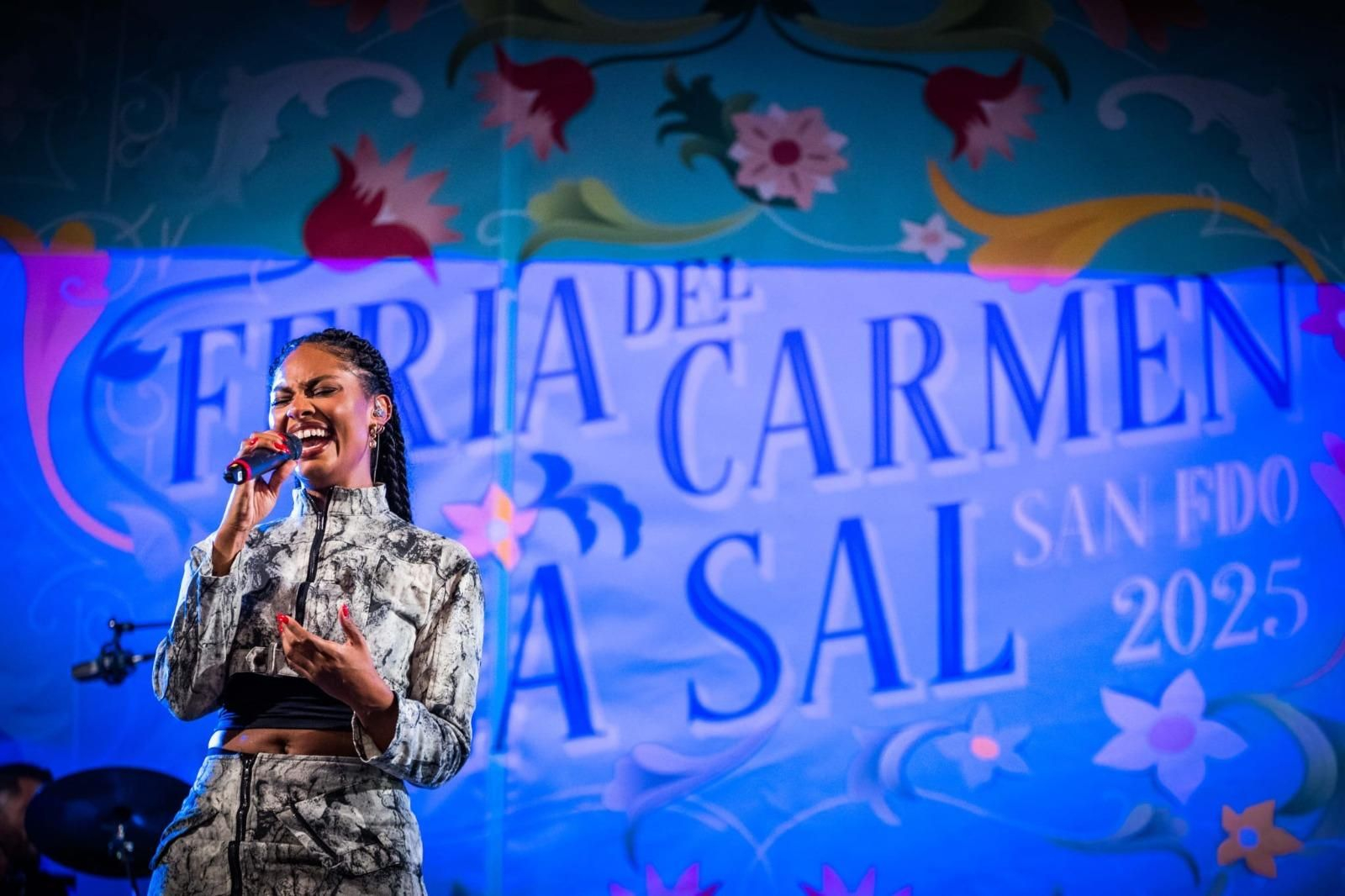 La cantante Nía, durante su actuación en la Feria del Carmen y de la Sal en San Fernando