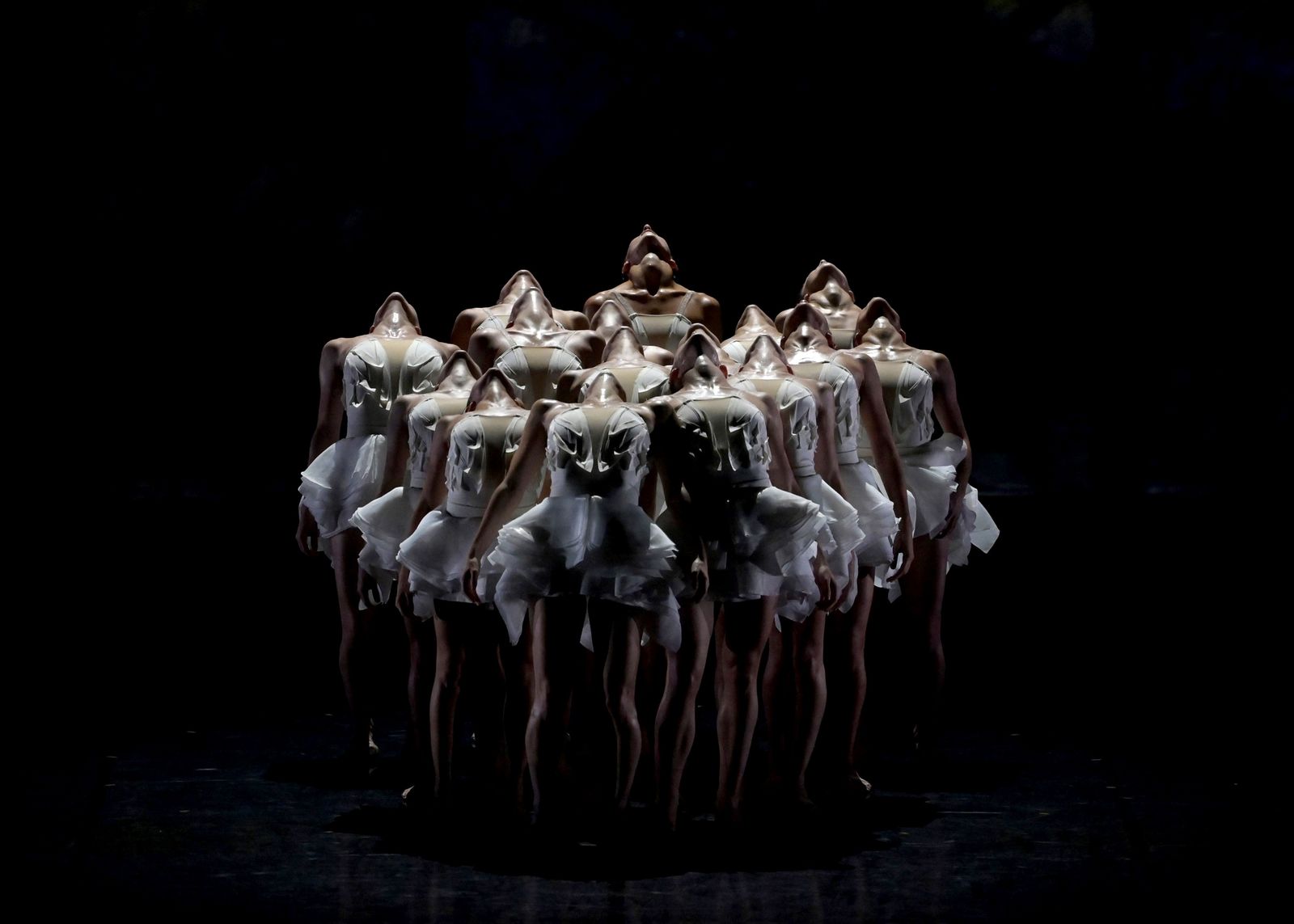 Una imagen de la coreografía realizada por Angelin Preljocaj del célebre ballet de Tchaikovsky.