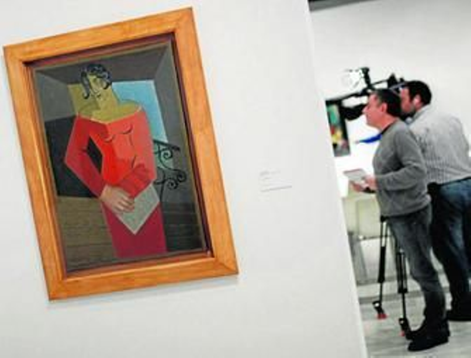 1. 'La Chanteuse', de Juan Gris. 2. 'Os Talheres' de Rego Monteiro. 3. 'Le pot rouge', de A. Lhote. 4. Joan Cruz, director de coordinación territorial de Fundación Telefónica, María Jesús Almazor, directora territorial de Telefónica en el Territorio Sur, y Emilio Gilolmo, vicepresidente ejecutivo de Fundación Telefónica, contemplan una obra de Manuel Ángeles Ortiz. 5. Laura Fernández Orgaz. 6. Luciano Alonso y Emilio Gilolmo.
